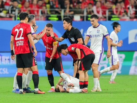 两颗门牙被踢掉，韩主裁竟不吹犯规！津门虎队长血染赛场：赢了就好