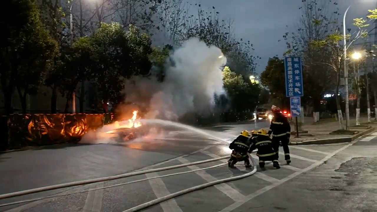 小车做完保养15分钟行驶中起火，车主：旁边有人按喇叭提醒才发现