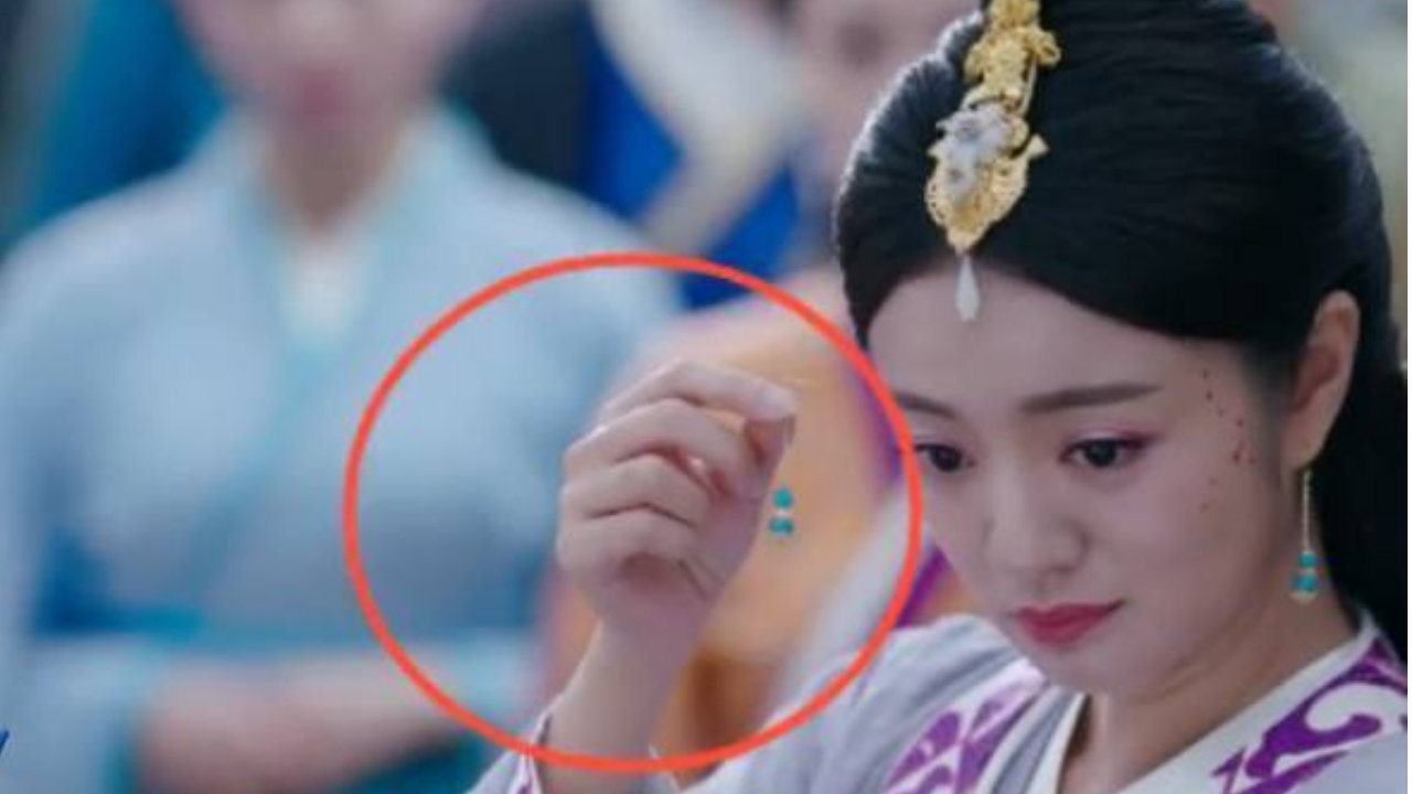 胡冰卿张丹峰的《独孤天下》穿帮镜头，最后的穿帮让女主很尴尬