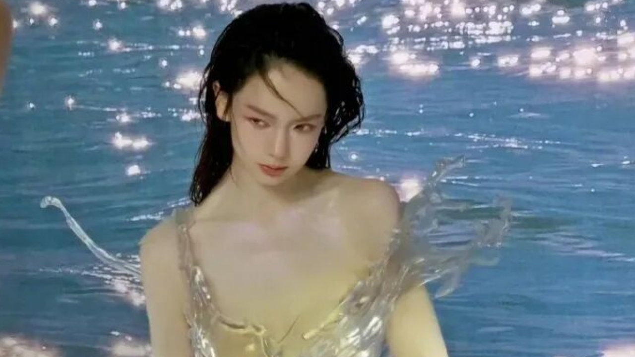 戚薇那条 16 公斤的裙子：美是真的，走不动也是真的