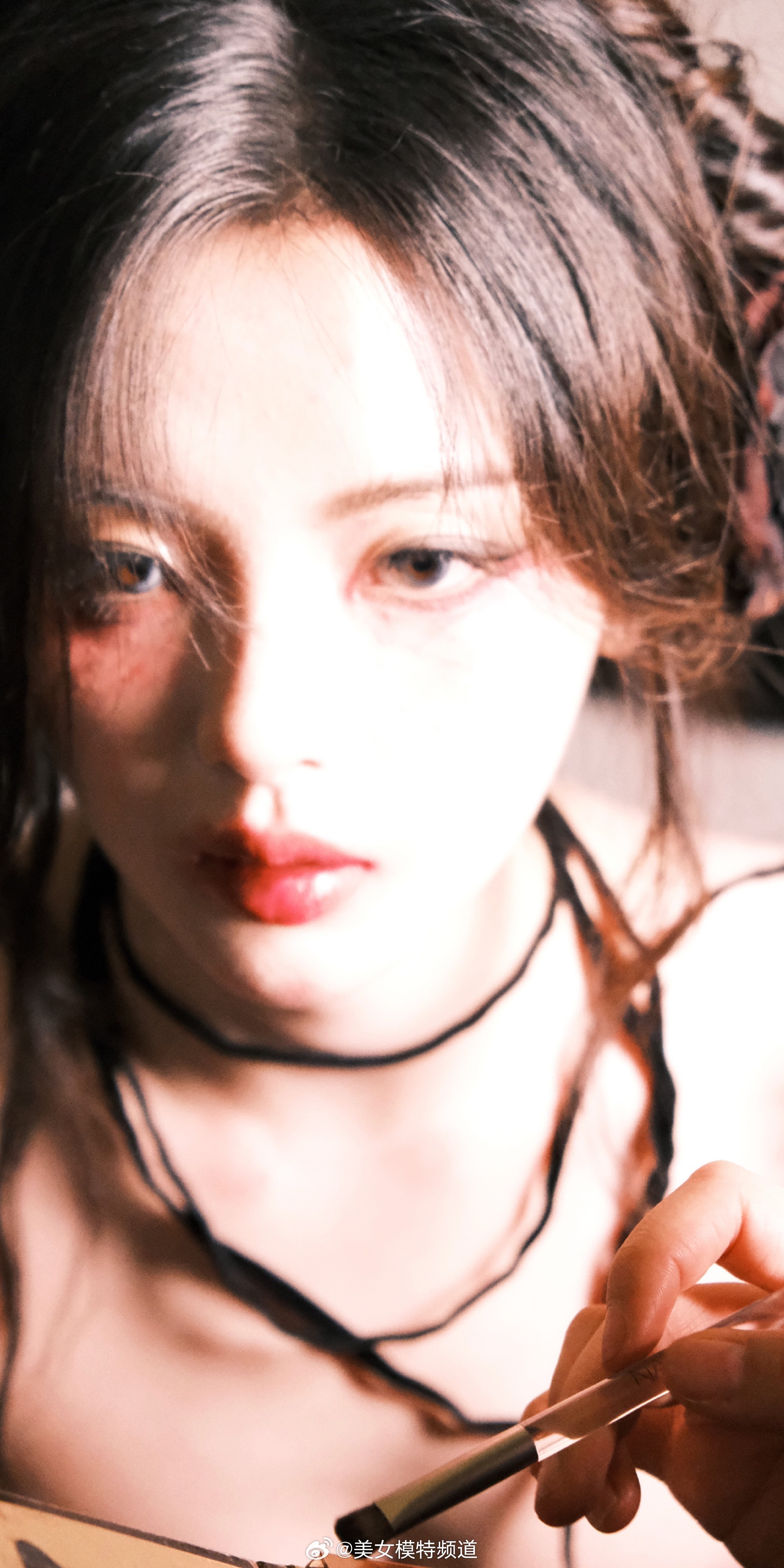 杨超越暗黑风写真