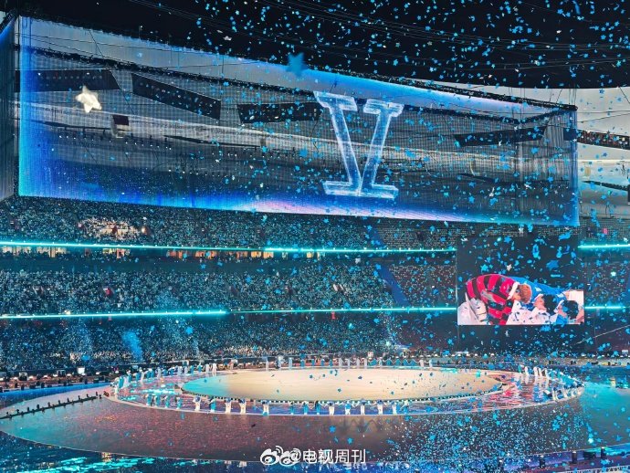 谁能想到蔡国庆老师也来打卡张杰演唱会，看得超投入、超嗨！