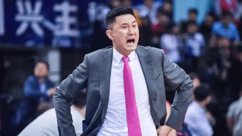 杜锋任人唯亲，首钢第4外援2选1！辽宁核心复苏，闵鹿蕾被喊下课