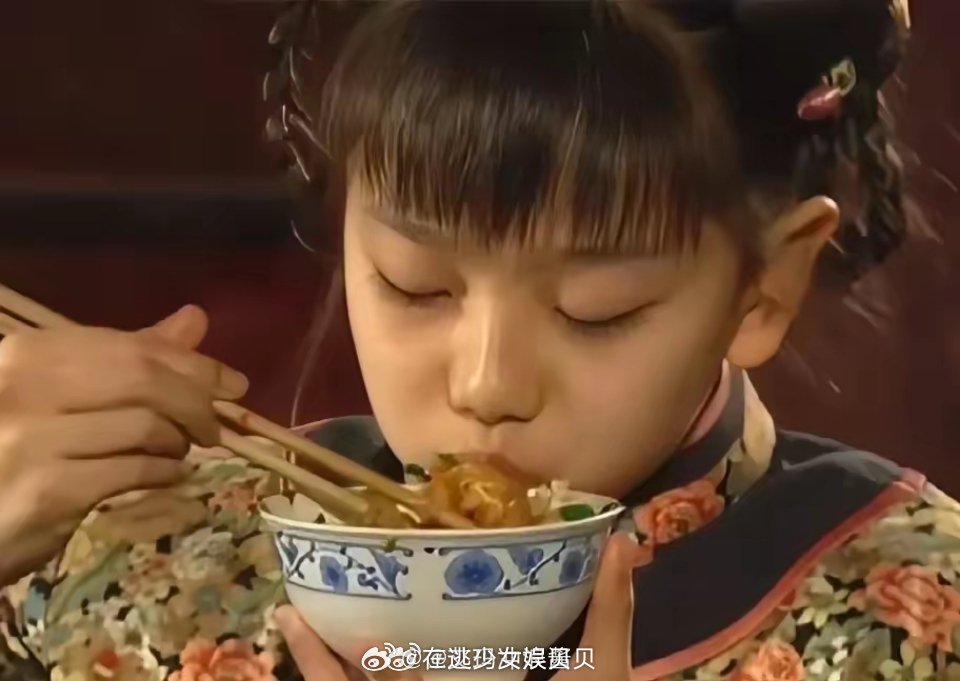 拍《还珠格格》的时候，当时还没有仿真菜，琼瑶全部用真菜来拍摄