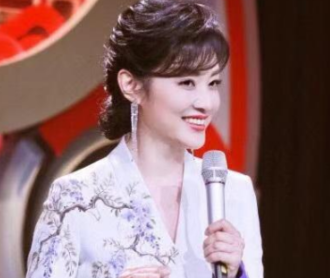 原“央视一姐”周涛，二婚嫁入豪门15年后，近照52岁却宛如30多岁