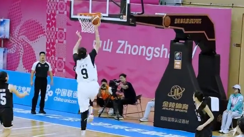 历史首人！2.26米张子宇回应实战暴扣太谦虚 三战33中31仅打45分钟