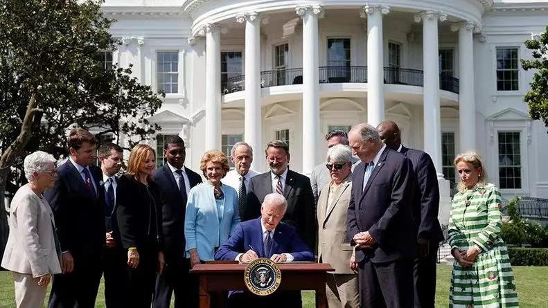 拜登发布非约束性目标：2030年新车销售50%零排放