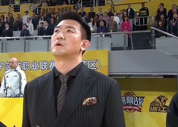 胡金秋谈伤病：我作为队长要以身作则 老队员得起到带头作用