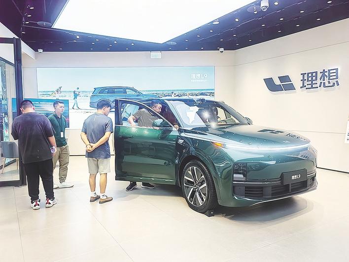 “电车”猛追“油车”  跻身车市“顶流”