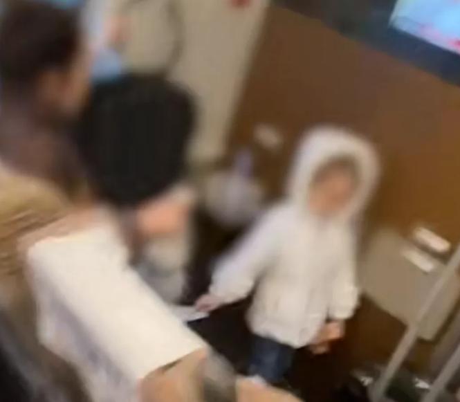 区别对待?老外一家坐高铁”不戴口罩“乘务员却不管?列车长回应休闲区蓝鸢梦想 - Www.slyday.coM 区别对待?老外一家坐高铁”不戴口罩“乘务员却不管?列车长回应休闲区蓝鸢梦想 - Www.slyday.coM