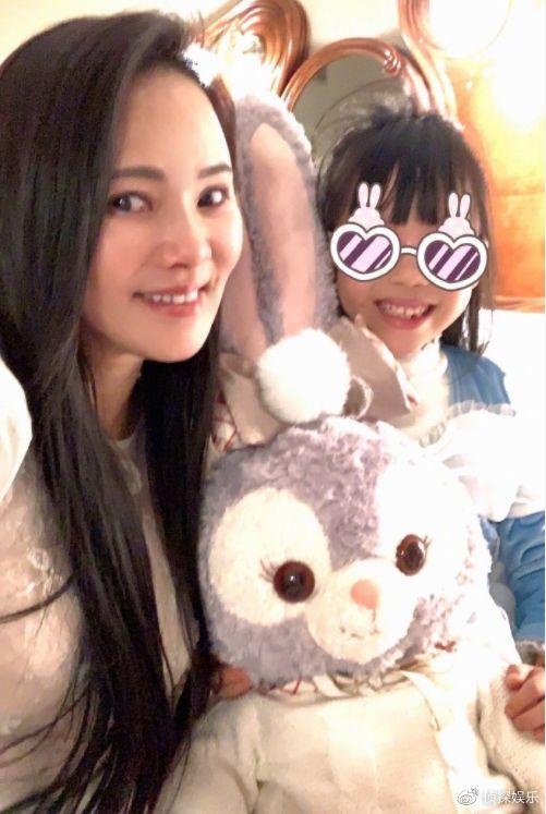 伊能静带公婆一行15人游<a href=