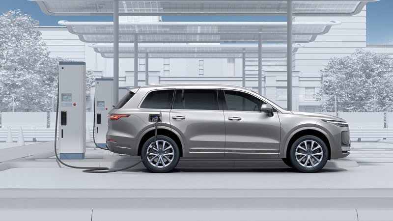 两会｜忧：新能源汽车首次年度负增长 看：中国汽车掌门如何破局