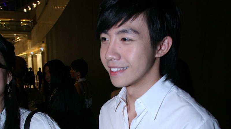 俞灏明王晓晨牵手逛街：从疤痕到糖分的公众人物心理韧性启示录