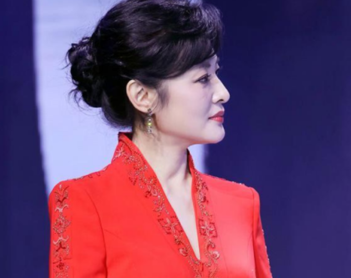 原“央视一姐”周涛,二婚嫁入豪门15年后,近照52岁却宛如30多岁 原“央视一姐”周涛,二婚嫁入豪门15年后,近照52岁却宛如30多岁