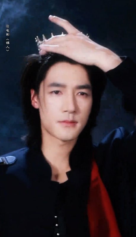 刘耀文此沙王冠转场视频曝光，张艺谋谈伯克利报考