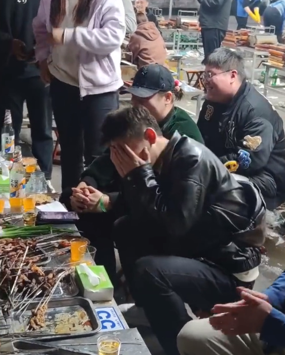 陈翔到淄博吃烧烤，问路人尴尬问题，喜欢他还是苏醒，又被骂惨了休闲区蓝鸢梦想 - Www.slyday.coM