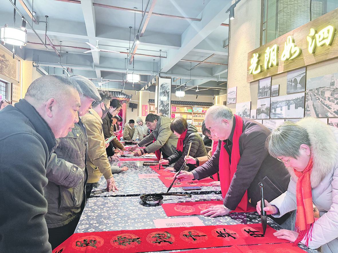 古运河边赶年集 烟火氤氲迎马年