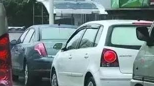 上班在即！前挡风玻璃却结冰了 怎么办？