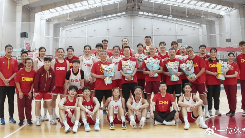 教师节韩旭给宫鲁鸣送花！王治郅特训韩旭脚步，郑薇收到爱徒鲜花