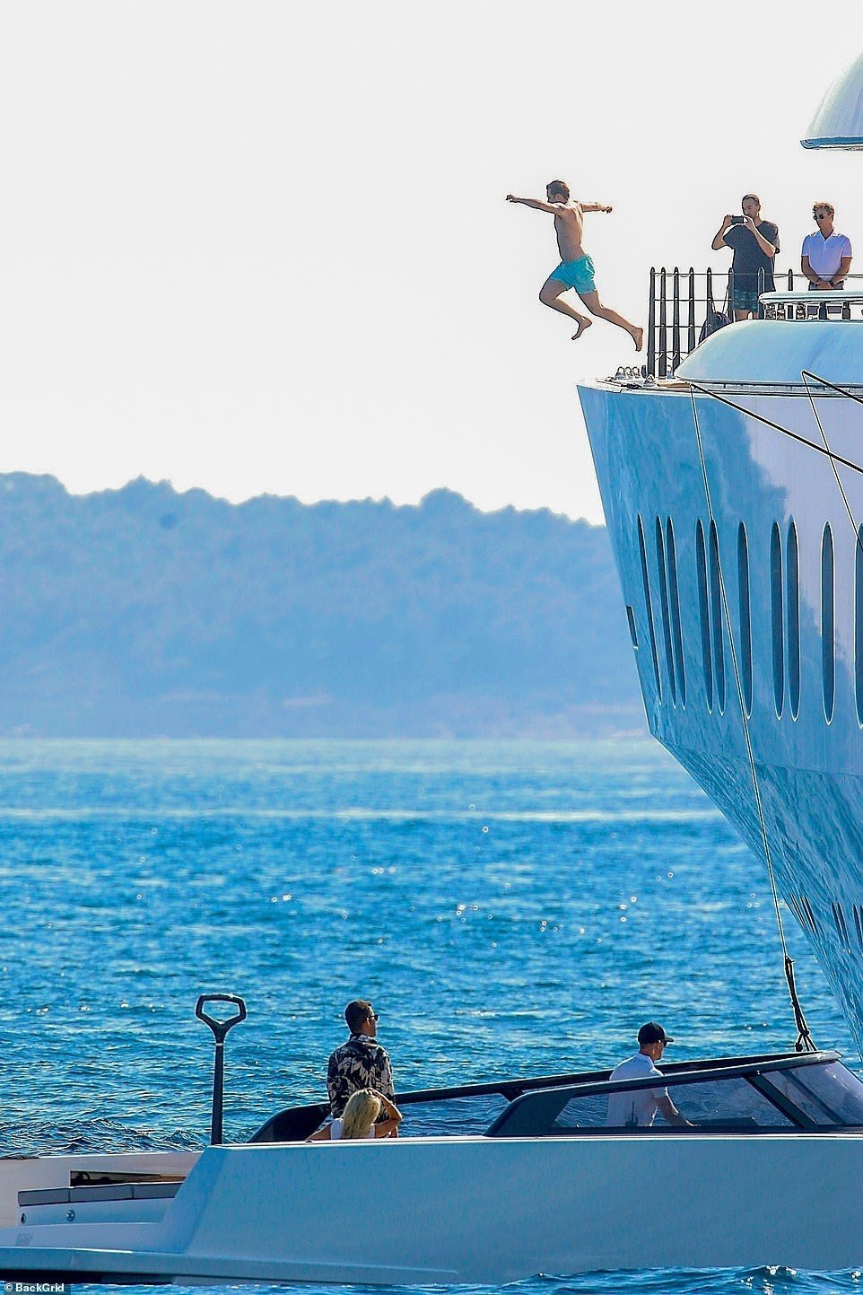 “澳洲赌王”海上举行派对,游艇超级豪华,大布还表演高难度跳水