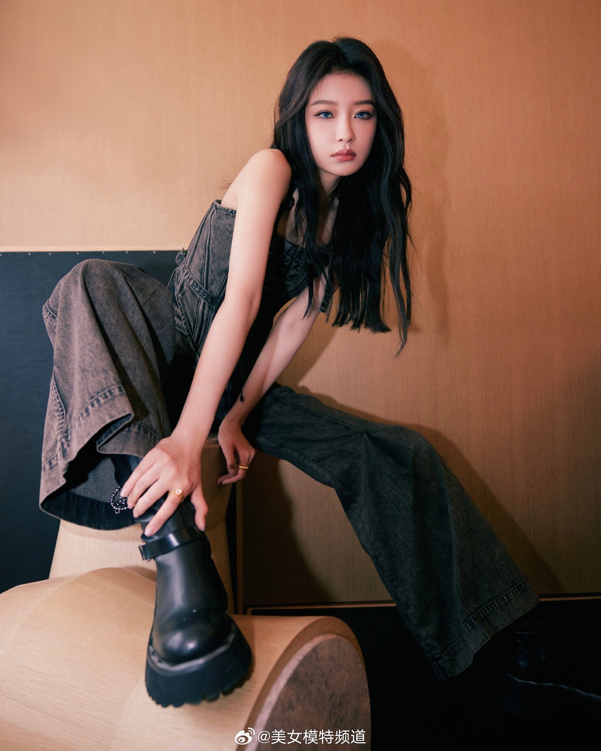 孙怡蓝瞳猫眼妆