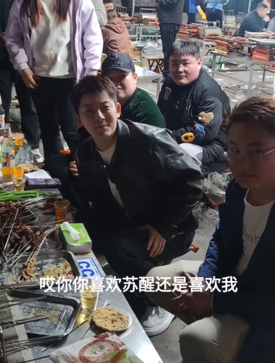 陈翔到淄博吃烧烤，问路人尴尬问题，喜欢他还是苏醒，又被骂惨了休闲区蓝鸢梦想 - Www.slyday.coM