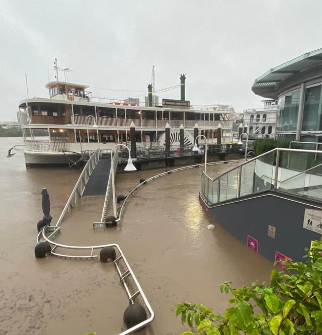 澳洲多地遭恐怖洪水暴袭，全城被淹，专家：雨还要下数月