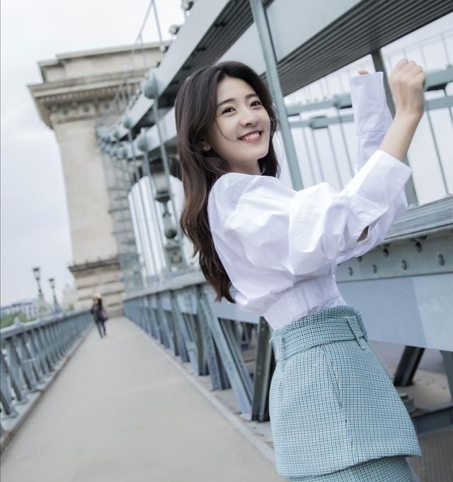"陈嘉欣"梁洁的少女系穿搭look来了!