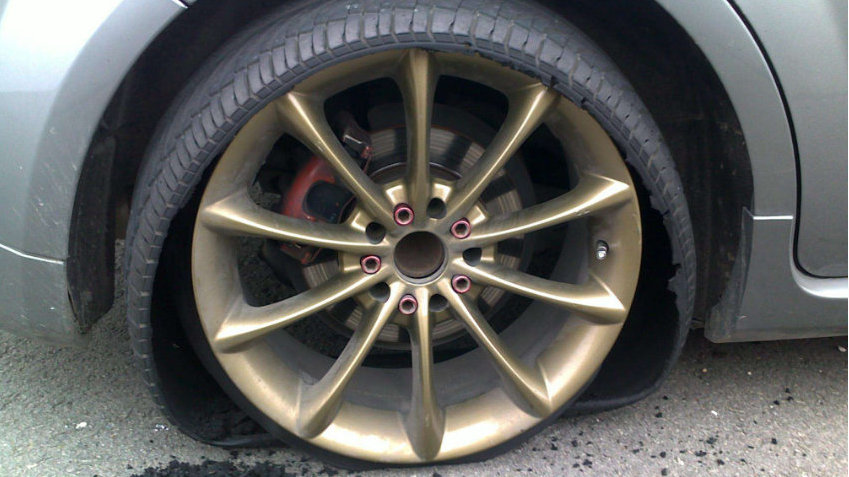 夏季高温如何预防汽车爆胎？有6点要注意，轮胎保养不能忘