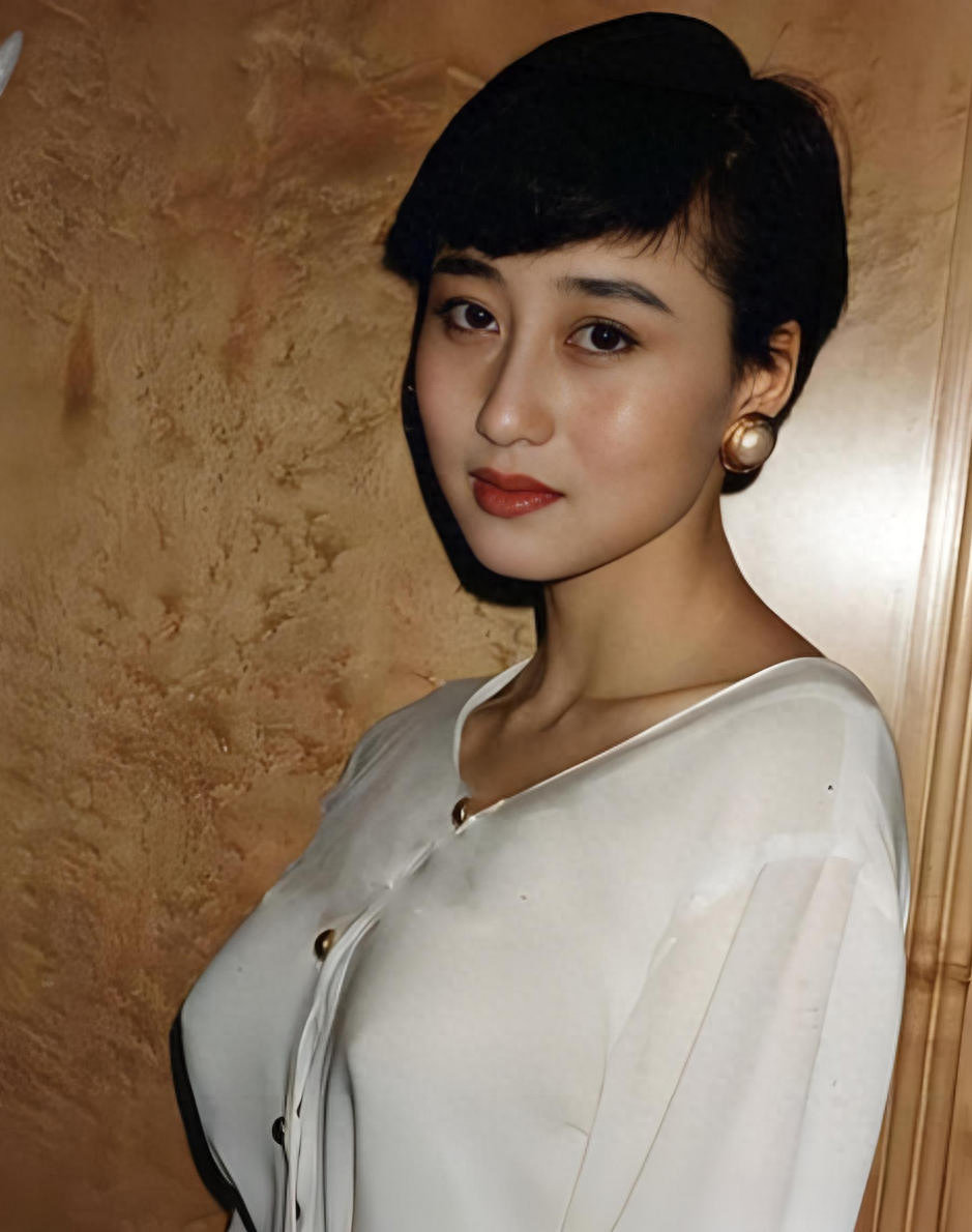 长大以后，跟利智越来越像了，2个女儿遗传赌王的突嘴