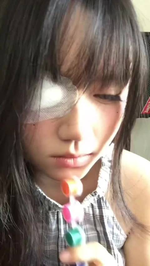 嗓子好疼，眼睛好疼