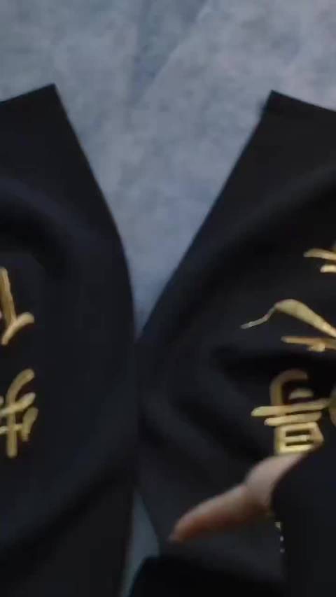 练得身形似鹤形，千株松下两函经