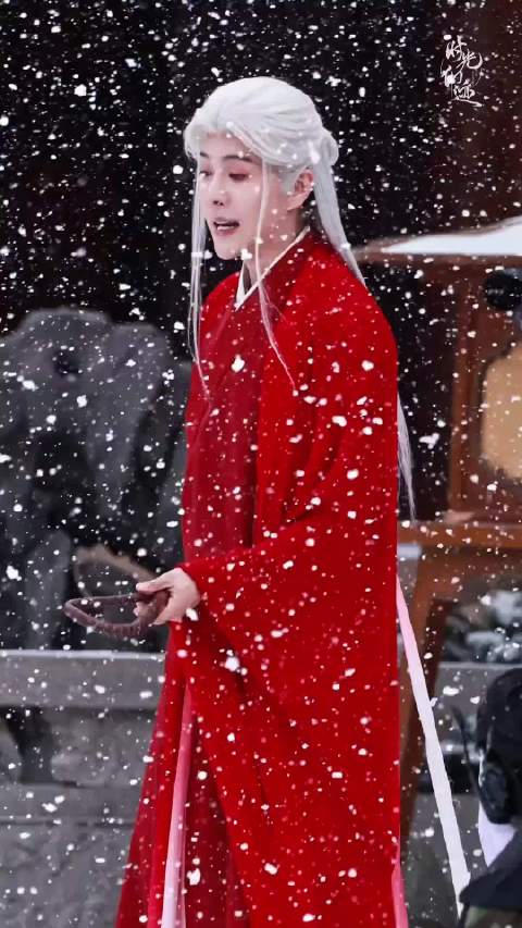 这哪是凡人啊分明是雪魄凝成的上古神 太美了