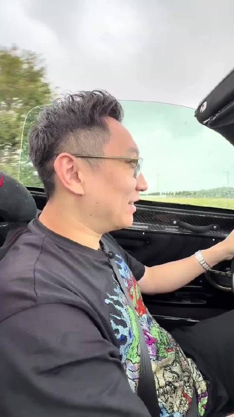 开着敞篷突然下起了暴雨 果然开得越快越不会被淋雨