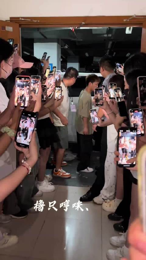 蓝色挑染帅炸了