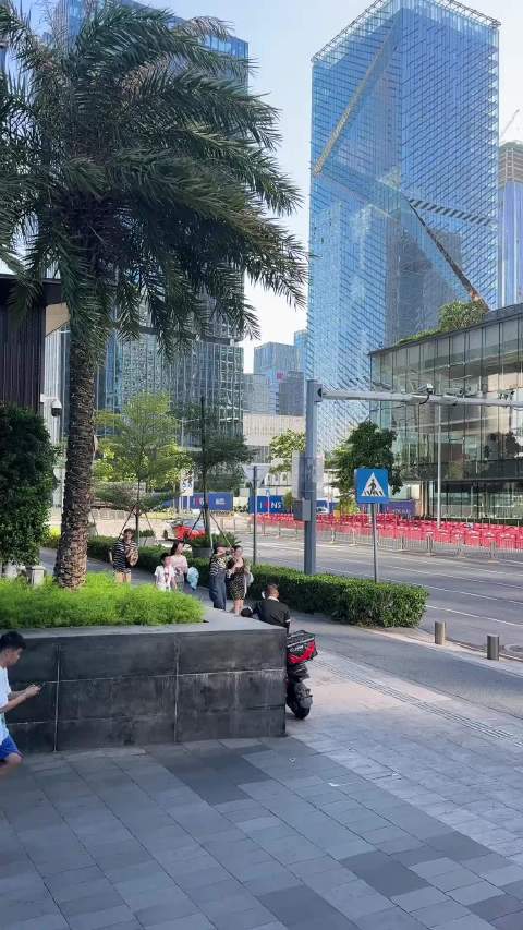 深圳湾现渐变色GTR战神跑车，弹射起步引围观