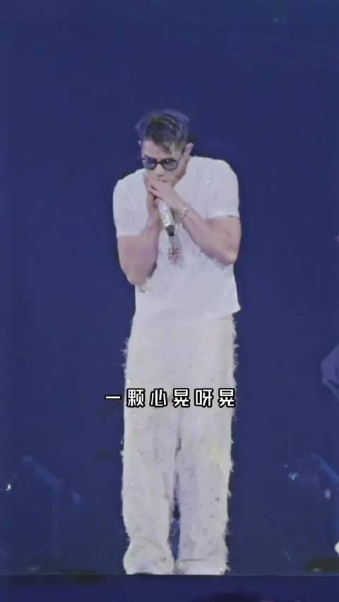 60岁的郭富城依然肌肉线条明显，果然法拉利老了还是法拉利