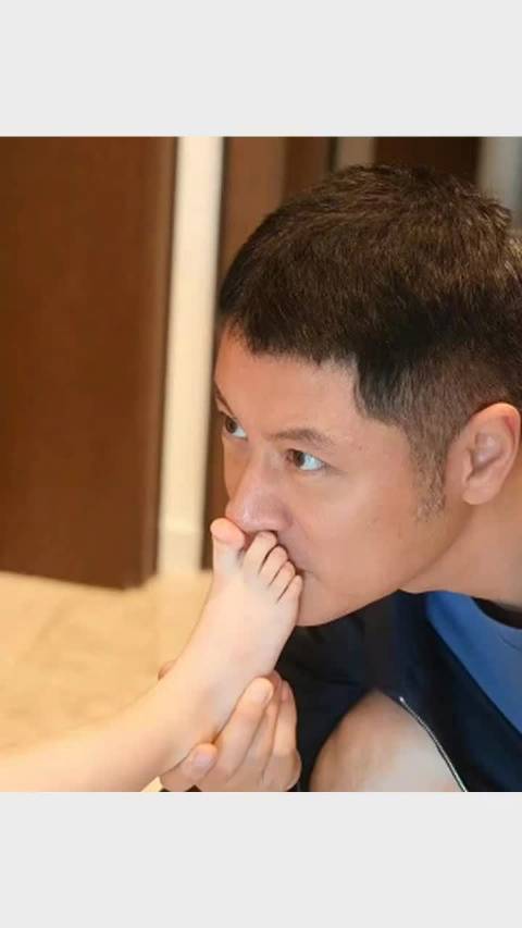 任重罕见晒女儿,称女儿的脚香喷喷!