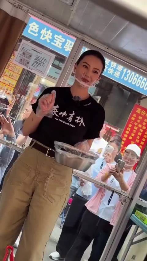 电影《森中有林》来沈阳路演了,高圆圆来沈阳亚明市场现场卖辣白菜,现实美得发光,不老女神当之无愧!