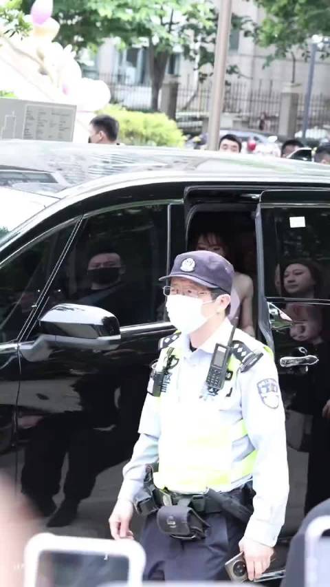只知道我女21岁就有大爆剧 ，笑起来没褶子