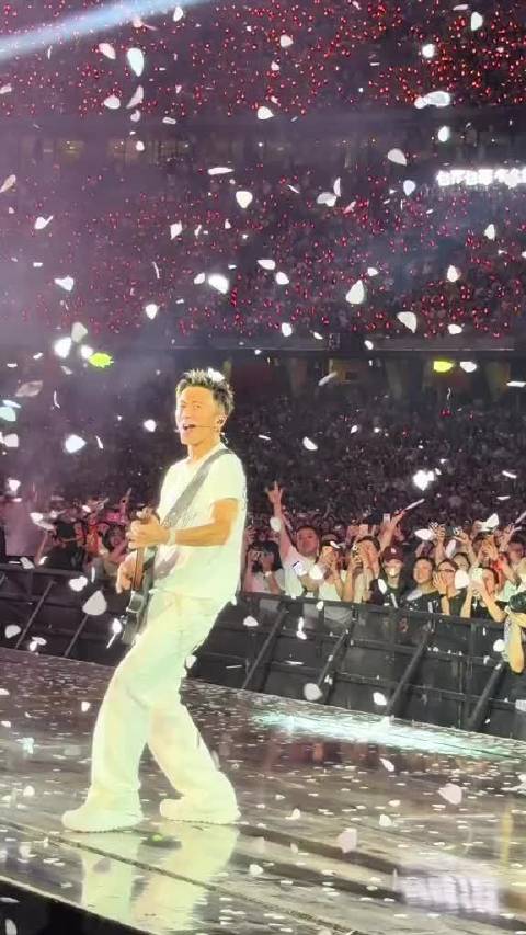 谢霆锋北京演唱会观众因站立遭保安威胁驱赶