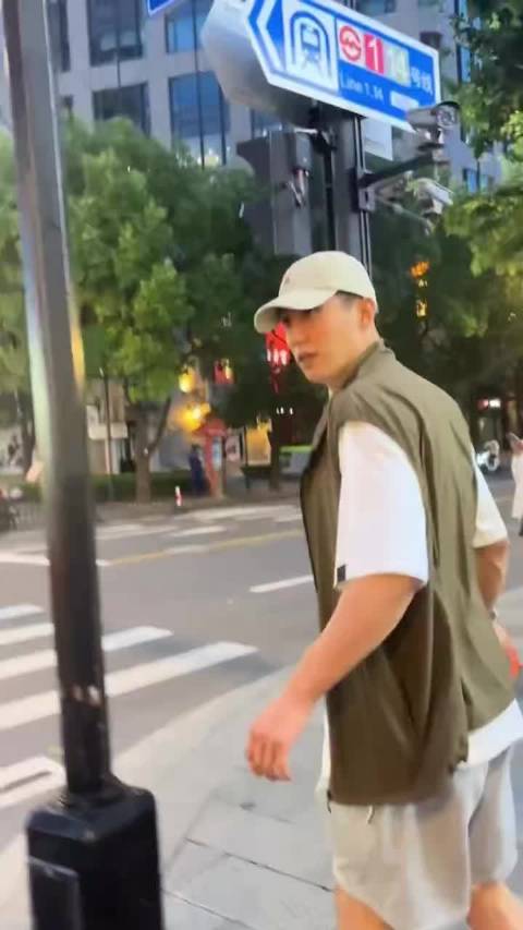黄景瑜台风天遛狗被偶遇，网友调侃父女逛街