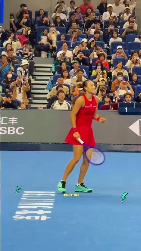 里巴教练激动挥拳，郑钦文外卡身份进决赛创造历史，即时排名来到28位，赛后收到迷你冠军奖杯，决赛将对阵安德列娃加油！郑钦