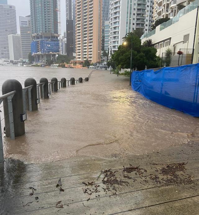 澳洲多地遭恐怖洪水暴袭，全城被淹，专家：雨还要下数月