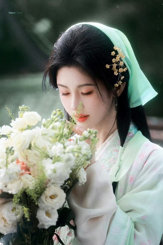 鞠婧祎卡其西装格纹短裤演绎甜酷OL风