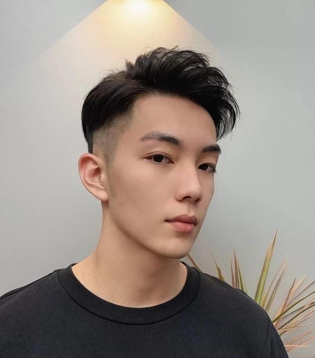 2021最新款发型男,两边铲短发 2021男发别乱剪,19款最有型男发送给大家,帅气时尚真精神