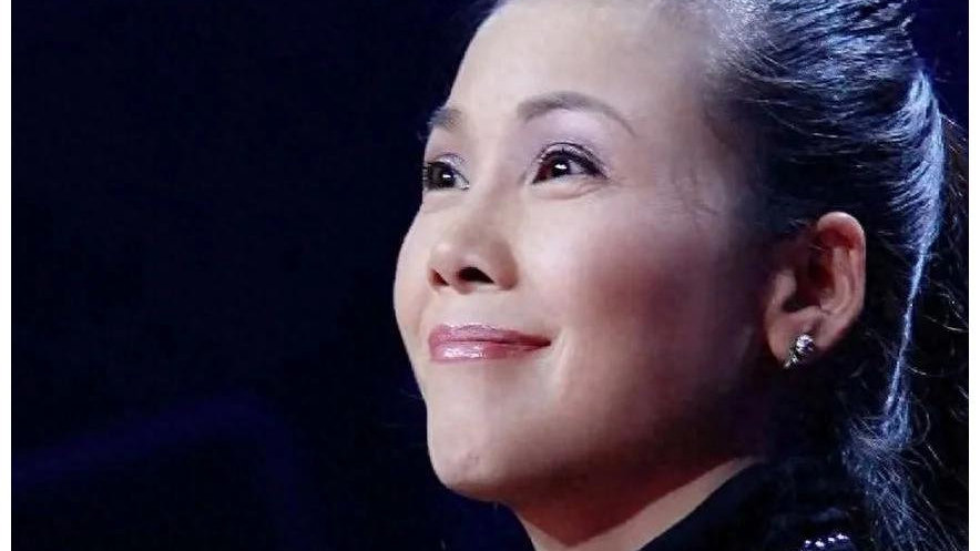 59岁田震近况，今低调回国复出，因病没生孩子，皮肤紧致健身达人