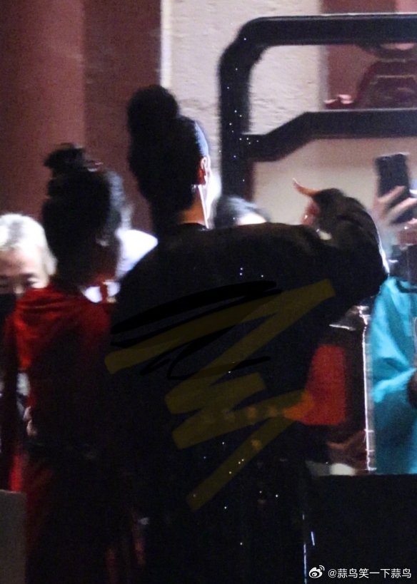 吴谨言陈哲远背对背杀青照曝光，低调画面定格合作回忆