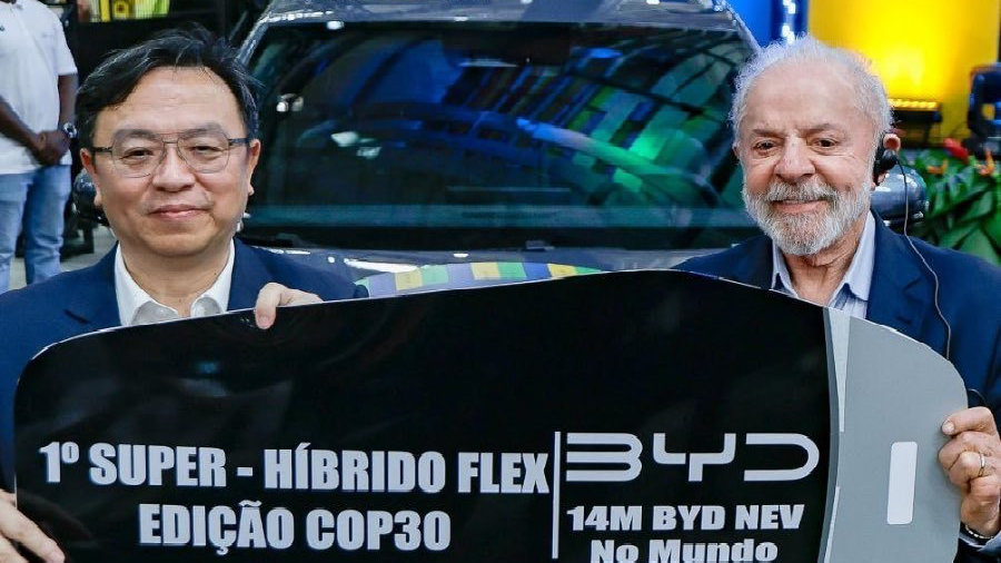 王传福向巴西总统卢拉交付车钥匙 比亚迪成为多国元首的选择