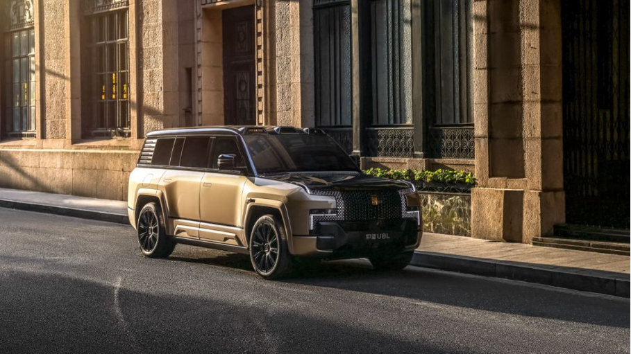 仰望U8L售价128万！车长5米4，配2+2+2布局，3纳米芯片+全铝车身